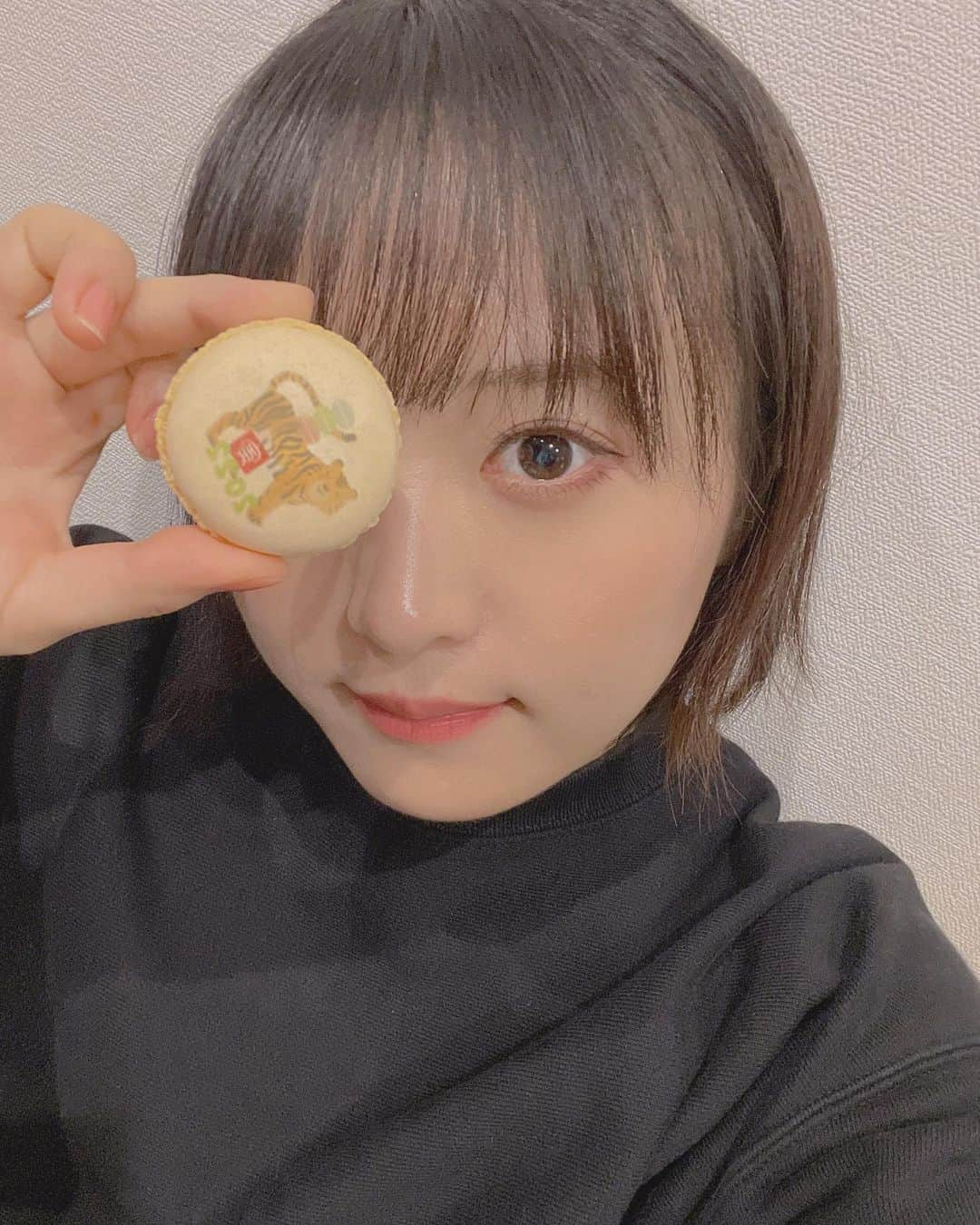 坂口渚沙のインスタグラム：「2022年もよろしくお願いします🐯  虎のマカロン可愛い💕  #AKB48 #あけましておめでとうございます」