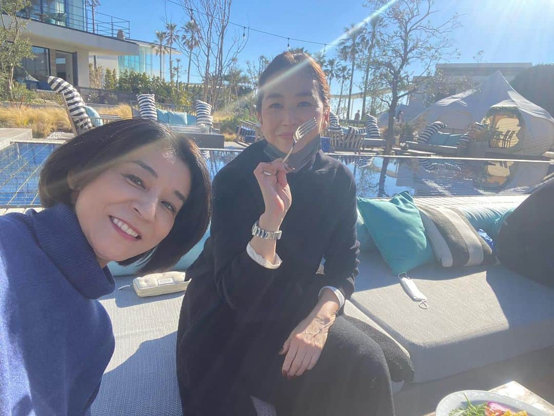 高嶋ちさ子さんのインスタグラム写真 - (高嶋ちさ子Instagram)「明けましておめでとう⛩御座います🎍  今年も宜しくお願いいたします  生まれてこのかた53回元旦経験してるけど、毎回良い天気！！！  今年も最高に清々しい元旦でした。  5年連続亜希家族と一緒と言う笑いいっぱいの元旦でした。  お互いの子供達の成長を見ながら、嬉しくも懐かしくも色々な話に花が咲き、楽しい一日でした。」1月1日 21時03分 - chisakotakashima