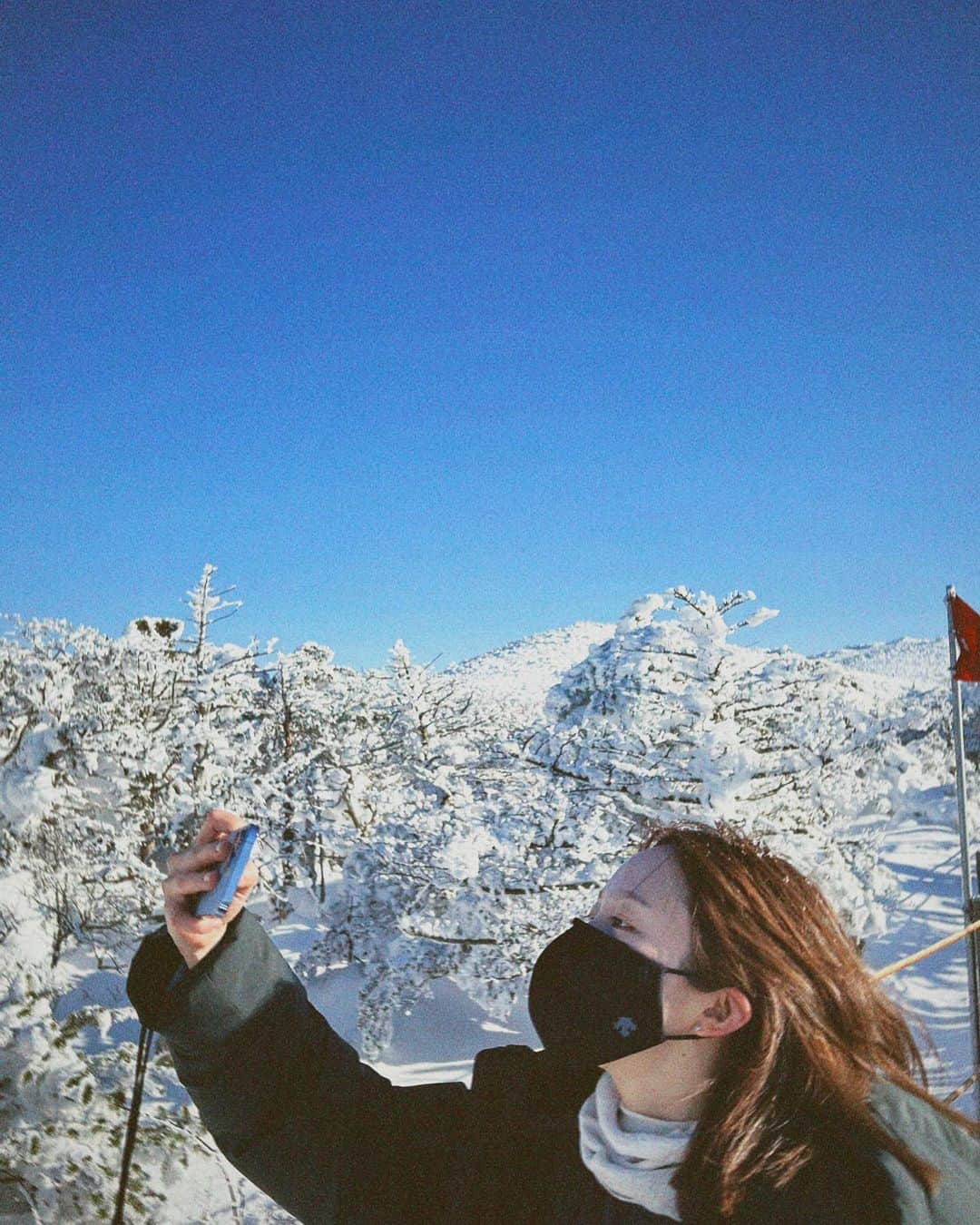 のインスタグラム：「2022를 선물 받으신 모든 분들, 축하해요🌈」