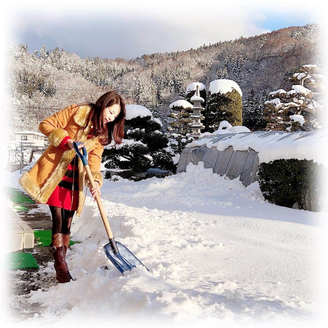 柴本愛沙さんのインスタグラム写真 - (柴本愛沙Instagram)「🎍2022年🎍 :*: ☆︎ A HAPPY NEW YEAR☆︎．:*  長野に帰省中につき、外は一面☃️銀世界。 でも、元日の今日はだんだんと晴れてきて お天気は回復傾向でした！！ 雪かきで始まるお正月も悪くはない☺︎  2枚目の写真は、きのうの大晦日。 朝から夜まで雪が降っていて、 2021年も雪かきで〆ていました。 夜は夕焼けがきれいだった✨  今年も目標を見失わず、常に志を持って 日々ステップアップしていけたらと思います。  2022年も宜しくお願い致します🐯  #元日 #明けましておめでとうございます #大雪 #銀世界 #雪かき #雪国コーデ #雪国出身 #インスタ大学 #長野県中野市 #信州中野 #長野県出身 #帰省中 #冬コーデ #冬服コーデ #昔着てた服 #気象予報士 #気象キャスター #今年も良い年になりますように」1月1日 21時00分 - aisa_shibamoto