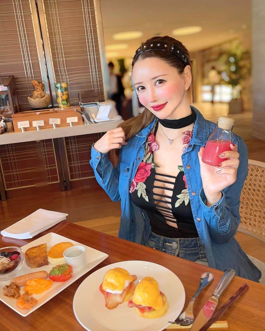 蘭子のインスタグラム：「新年明けましておめでとうございます🎍✨ 私は朝からもりもり元気に朝食いただいてます❤️🤣 . ハレクラニの朝食最高すぎる🥺💕とろとろのエッグベネディクト🍳🍴⑅*॰ॱ 沖縄着いてから永遠に食べ飲み続けて胃腸も元気な2022年良い滑り出し☺️順調🐖🐖🐄 . お正月は自分を甘やかしていいらしいよ！！🧚‍♀️ だれか言ってた！！ . . . . . #ハレクラニ沖縄 #お正月#沖縄#沖縄好きな人と繋がりたい#今日のコーデ#水着#おしゃれさんと繋がりたい#ビジョビ#おしゃれな人と繋がりたい#カフェ好きな人と繋がりたい#カフェ部 #プール#ビーチ#旅行#タビジョ#旅行好きな人と繋がりたい#ビジョビ#ポトレ#ポトレ女子#ポトレのセカイ#カメラ好きな人と繋がりたい#写真好きな人と繋がりたい#写真撮ってる人と繋がりたい#写真部 #旅行好きと繋がりたい」