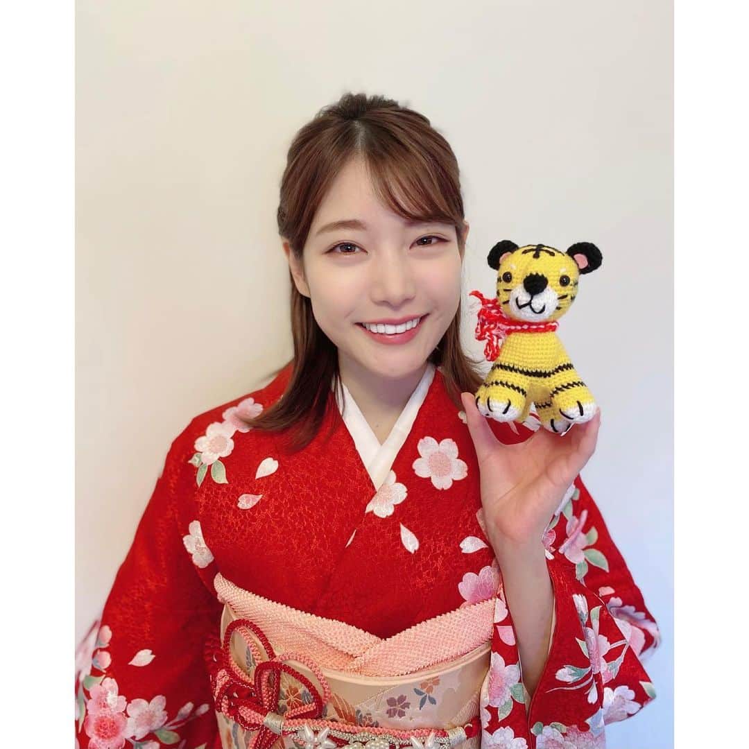 竹俣紅のインスタグラム：「🎍 あけましておめでとうございます✨ ⁡ 今年もよろしくお願いいたします！ この一年も皆様が健康で過ごせますように。 ⁡ 年女ということで、家にある寅を見つけて撮ってみました笑 ⁡ ところでみなさん、おせち料理の中で特に好きなものは何ですか？ ⁡ 私はかまぼこ！😋 ⁡ ⁡ #謹賀新年 #お正月」