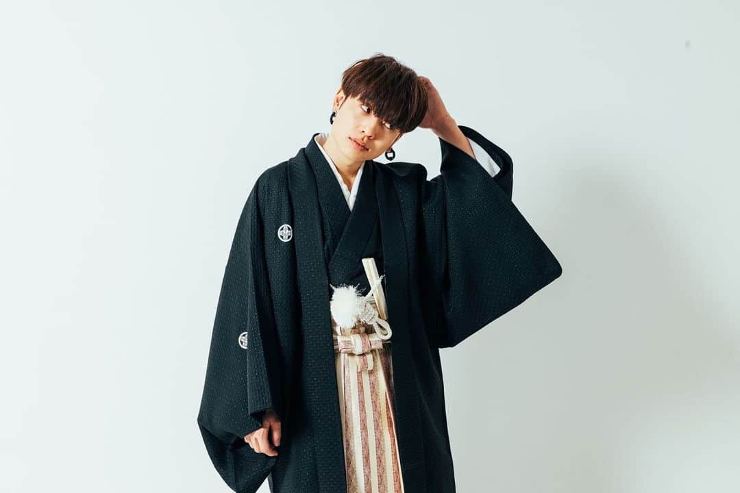 石原慎也のインスタグラム：「2022.01.01(sat) 新年明けましておめでとう御座います。  今年も昨年より一層沢山の人に愛されるバンドになりたいです。  photo by @t_s_p_1988  stylist @shogo_tachibana  hairmake @hairmake_tomo」