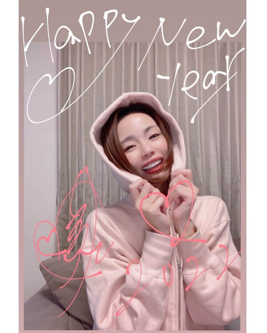 のインスタグラム：「🐯💕 ． 2022年1月1日 ． あけましておめでとうございます🎍🌅✨ ． 今年は素晴らしい年に✨ ． 皆さま、一緒に幸せに過ごしましょう🥰 ． そして、一緒にがんばりましょう❤️✨ ． 今年もかすみりさを宜しくお願い致します✨ ． #2022#元旦#お正月##happynewyear#love#happy#peace#❤️#🎍#🌅」