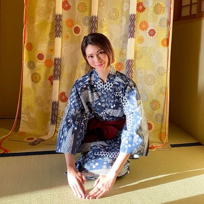 坂井雪乃のインスタグラム：「謹賀新年🎍🎌✨✨  今年は2年ぶりに実家で迎える元旦です🌅 心も体も健康に家族水入らずで過ごすことができ感謝ですね☺️🙏✨ 天使のように可愛い甥っ子姪っ子に囲まれ顔が緩みっぱなしの幸せなおば🤣❤️ 東京に帰っても頑張れるようにパワーを充電して帰ります🥰💪　  2022年も心豊かに笑顔と幸せ溢れる一年となりますように🕊💛✨✨ 本年も宜しくお願いいたします🤲💗  皆さまのご健康とご多幸をお祈りいたします🙏✨✨  お浴衣で失礼致します☺️ #謹賀新年 #あけましておめでとうございます  #賀正 #2022 #happynewyear  #NLP #nlppractitioner  #カウンセラー #美脚製造トレーナー #美脚トレーナー」