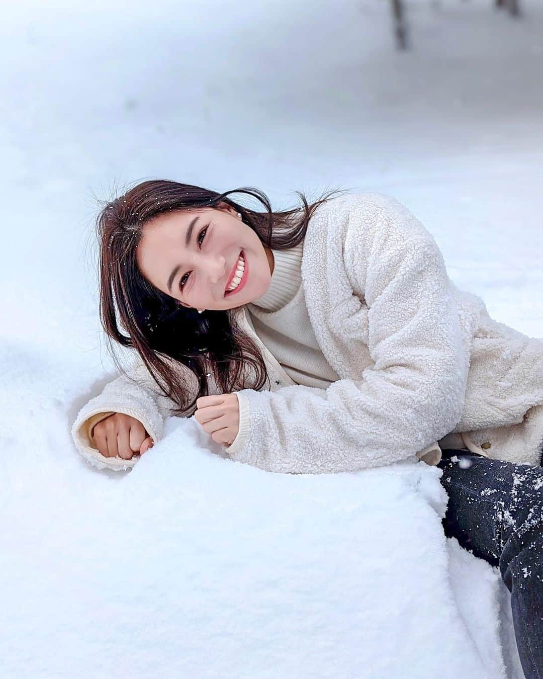 石井里奈さんのインスタグラム写真 - (石井里奈Instagram)「あけましておめでとうございます🎍 今年もどうぞよろしくお願いします💗 . 今年も群馬の実家に帰って楽しく年を越して、朝は恒例の雪遊び☃️❤️ . 雪のベッドが気持ちいい〜🛌☃️✨ . 群馬は驚くほど雪景色で、今も雪が降ってます☃️ パウダースノウでふわふわで気持ちいいので今回もJR SKISKIごっこ⛷（今年はひかえめ笑） . 素敵なお正月を🎍💕 . #happynewyear2022 #happynewyear #newyear #あけましておめでとうございます #あけましておめでとう #雪 #snow #snowday #snowwhite #2022 #新春 #帰省 #実家 #群馬 #gunma #謹賀新年 #お正月 #正月 #初詣 #雪景色 #雪遊び #雪国 #jrskiski #ski #スキー #スキー女子 #スノボー #スノボー女子 #powdersnow #ぜんぶ雪のせいだ」1月1日 12時42分 - ri7tin1025
