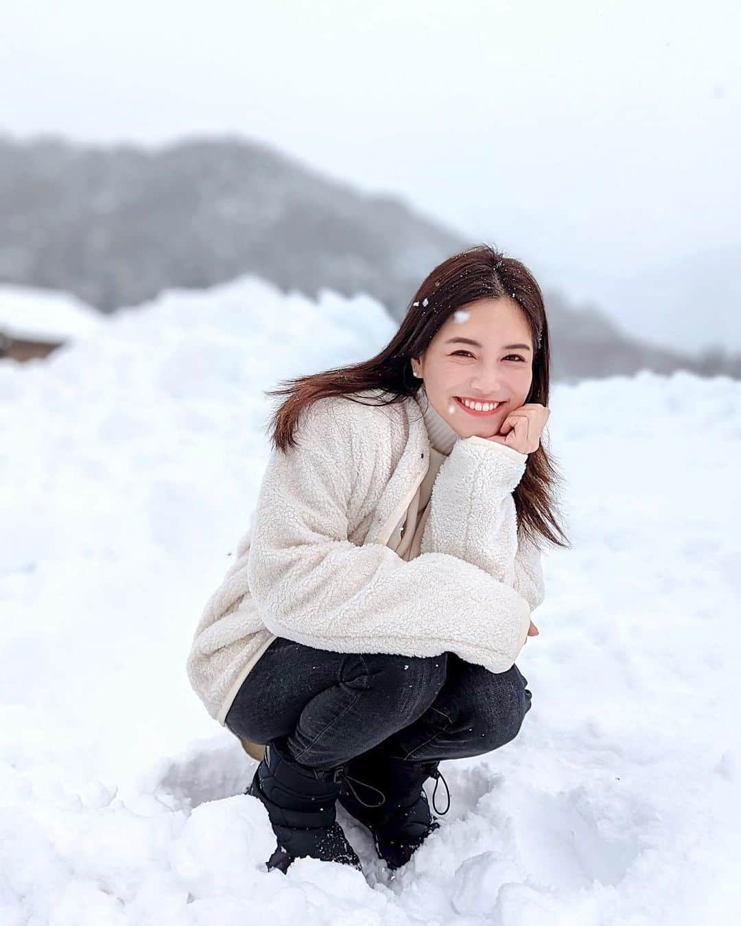 石井里奈さんのインスタグラム写真 - (石井里奈Instagram)「あけましておめでとうございます🎍 今年もどうぞよろしくお願いします💗 . 今年も群馬の実家に帰って楽しく年を越して、朝は恒例の雪遊び☃️❤️ . 雪のベッドが気持ちいい〜🛌☃️✨ . 群馬は驚くほど雪景色で、今も雪が降ってます☃️ パウダースノウでふわふわで気持ちいいので今回もJR SKISKIごっこ⛷（今年はひかえめ笑） . 素敵なお正月を🎍💕 . #happynewyear2022 #happynewyear #newyear #あけましておめでとうございます #あけましておめでとう #雪 #snow #snowday #snowwhite #2022 #新春 #帰省 #実家 #群馬 #gunma #謹賀新年 #お正月 #正月 #初詣 #雪景色 #雪遊び #雪国 #jrskiski #ski #スキー #スキー女子 #スノボー #スノボー女子 #powdersnow #ぜんぶ雪のせいだ」1月1日 12時42分 - ri7tin1025