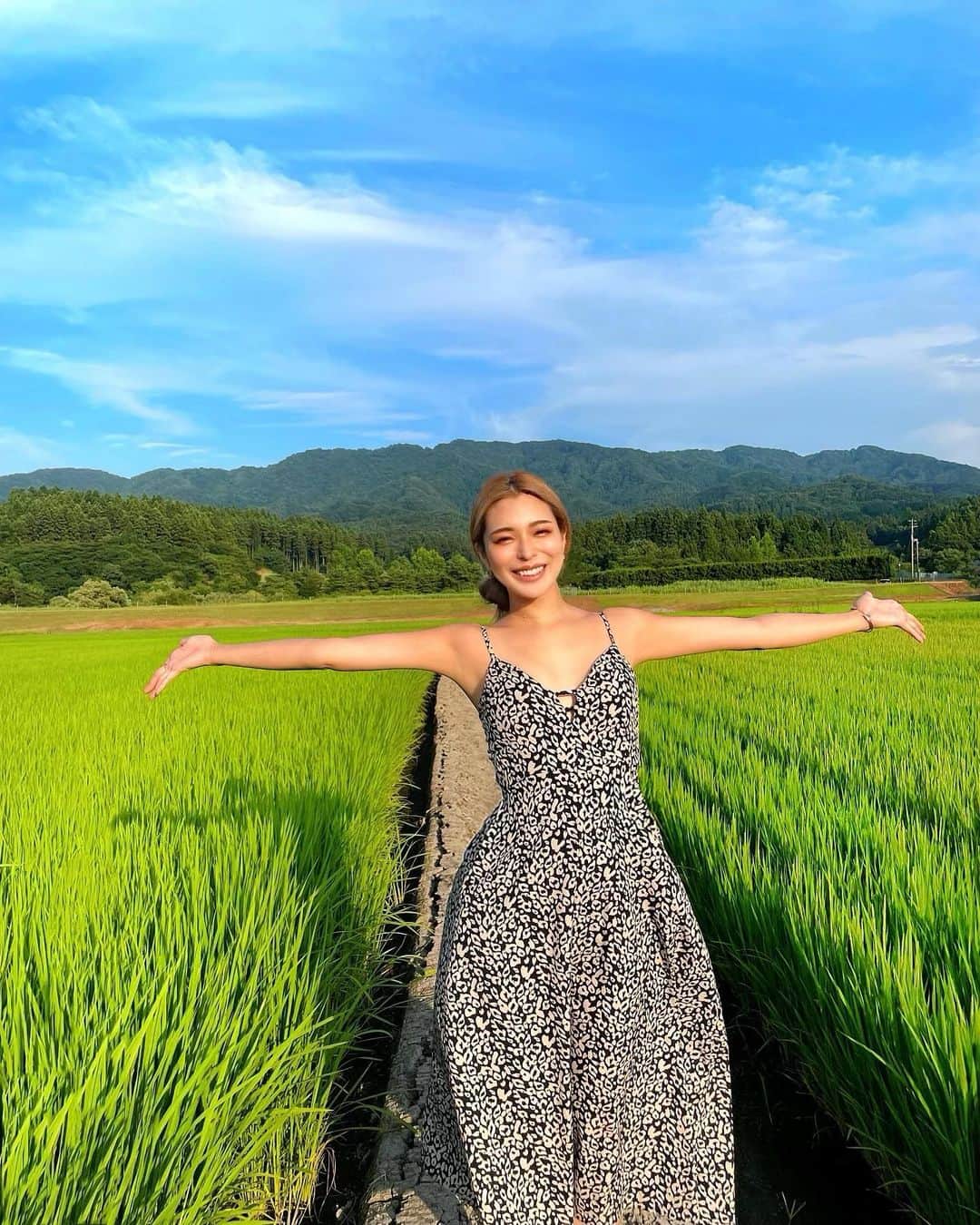 Hitomiのインスタグラム：「❤︎  明けましておめでとうございます🌅⛩ 今年もよろしくお願い致します☺️🌿  朝から雪の中ランニングして すごく清々しくて良い気分🤍 今年運勢がかなり良い年らしいので その運に乗れるように行動しよう❣️  #2022 #あけましておめでとうございます #happynewyear #新潟　#niigata」