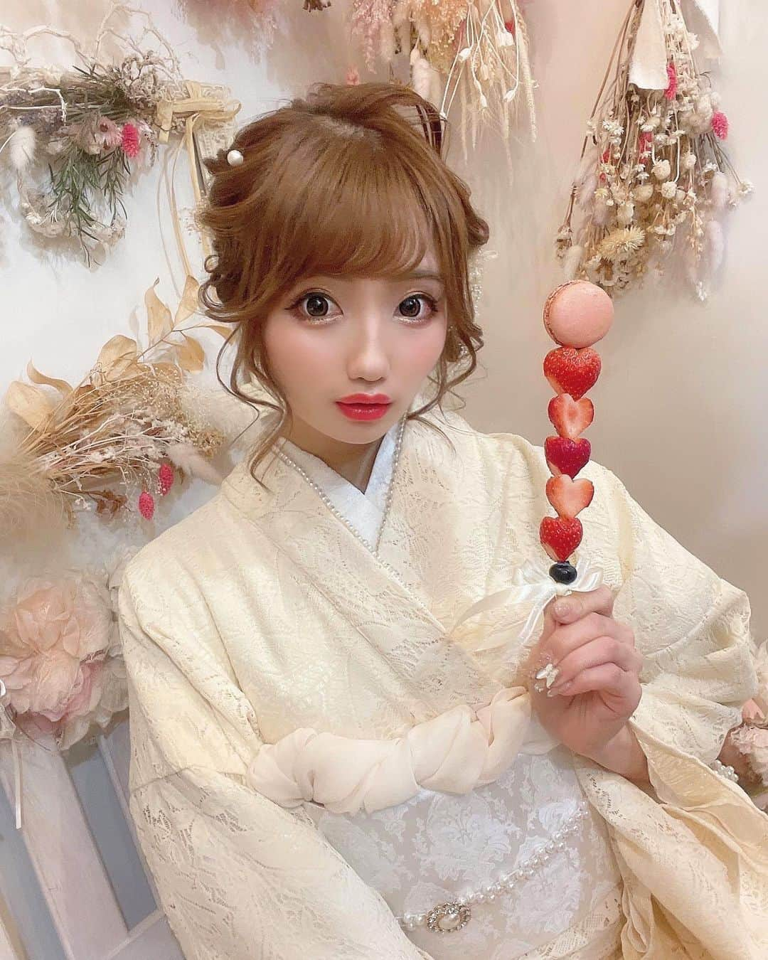 まゆぴちゅーさんのインスタグラム写真 - (まゆぴちゅーInstagram)「- ̗̀ 🎍𝓗𝒶𝓅𝓅𝓎 𝓝𝑒𝓌 𝓨𝑒𝒶𝓇🎍 ̖́-  あけましたねぇ〜❤︎ hello,2022\( ˆoˆ )/🌅💓💓  みなさん昨日の投稿のコメントもイイネも ありがとうございます❤︎らぶです！！！  今年もよろしくお願いします🐯✩  写真は前に浅草で撮ったときのやつ🍓♡  そしてなうはなんと沖縄に来てますっっ🌺！！！ 沖縄のEPICAで年越ししました♡さいこぉ〜ぅっ  また更新しますねんっ🐯🌈 . . . #あけましておめでとうございます #あけおめ #happynewyear2022 #浅草グルメ #浅草着物レンタル #ヘアセット #沖縄旅行 #epicaokinawa」1月1日 13時10分 - mayu_03pichu