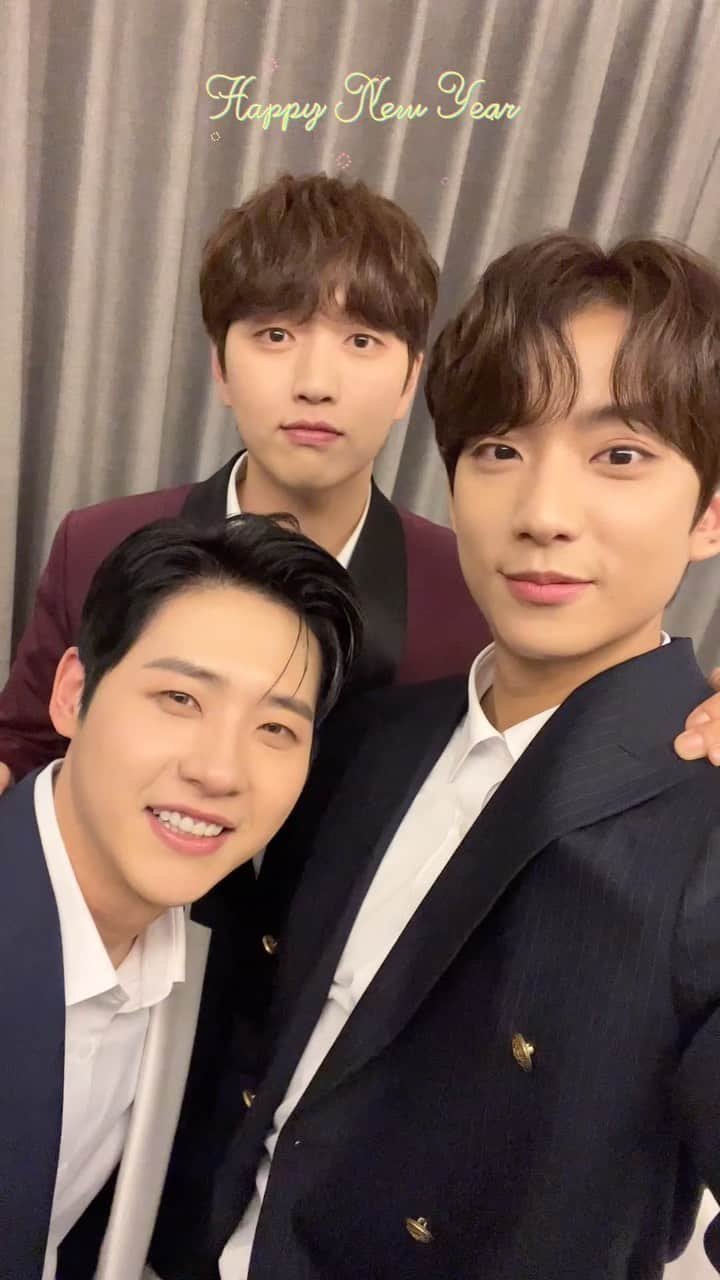 B1A4のインスタグラム：「💚HAPPY NEW YEAR💚  바나 여러분 2022년에도 건강하기! 행복하기! B1A4와 약속해요🥰  #B1A4」