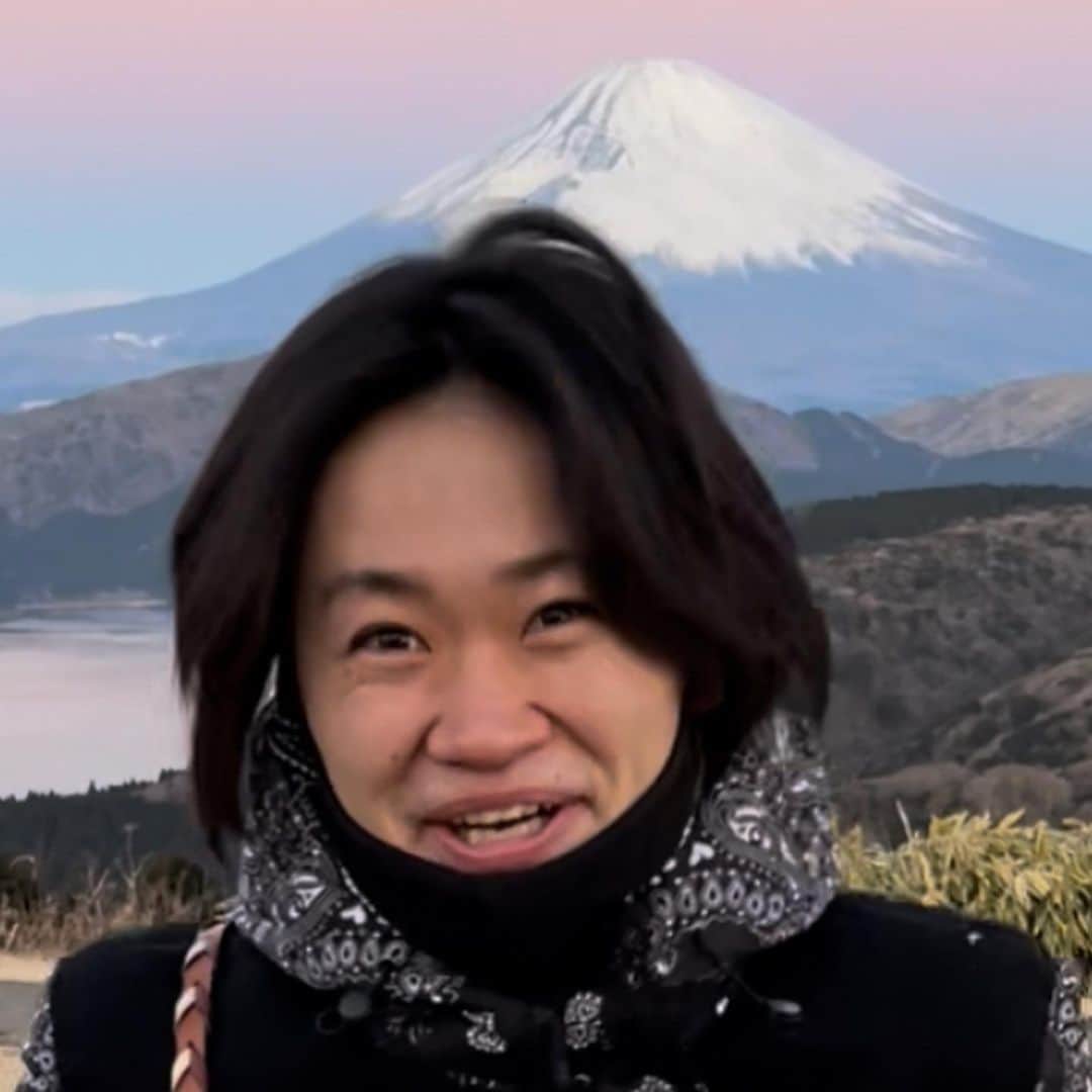 丘山晴己さんのインスタグラム写真 - (丘山晴己Instagram)「鳥ちゃまの神と朝5時起きでしたがぶちぶちザッカーバーグで✨🚀🚀🚀🚀🚀富士山と日の出withブランコザッカーバーグしました🚀😂😂😂😂😂✨💕いやー本当朝から笑い倒しました🤣✨🙏 鳥ちゃまの神最高すぎたです㊗️ ありがとございました #insta」1月1日 13時26分 - haruki_kiyama