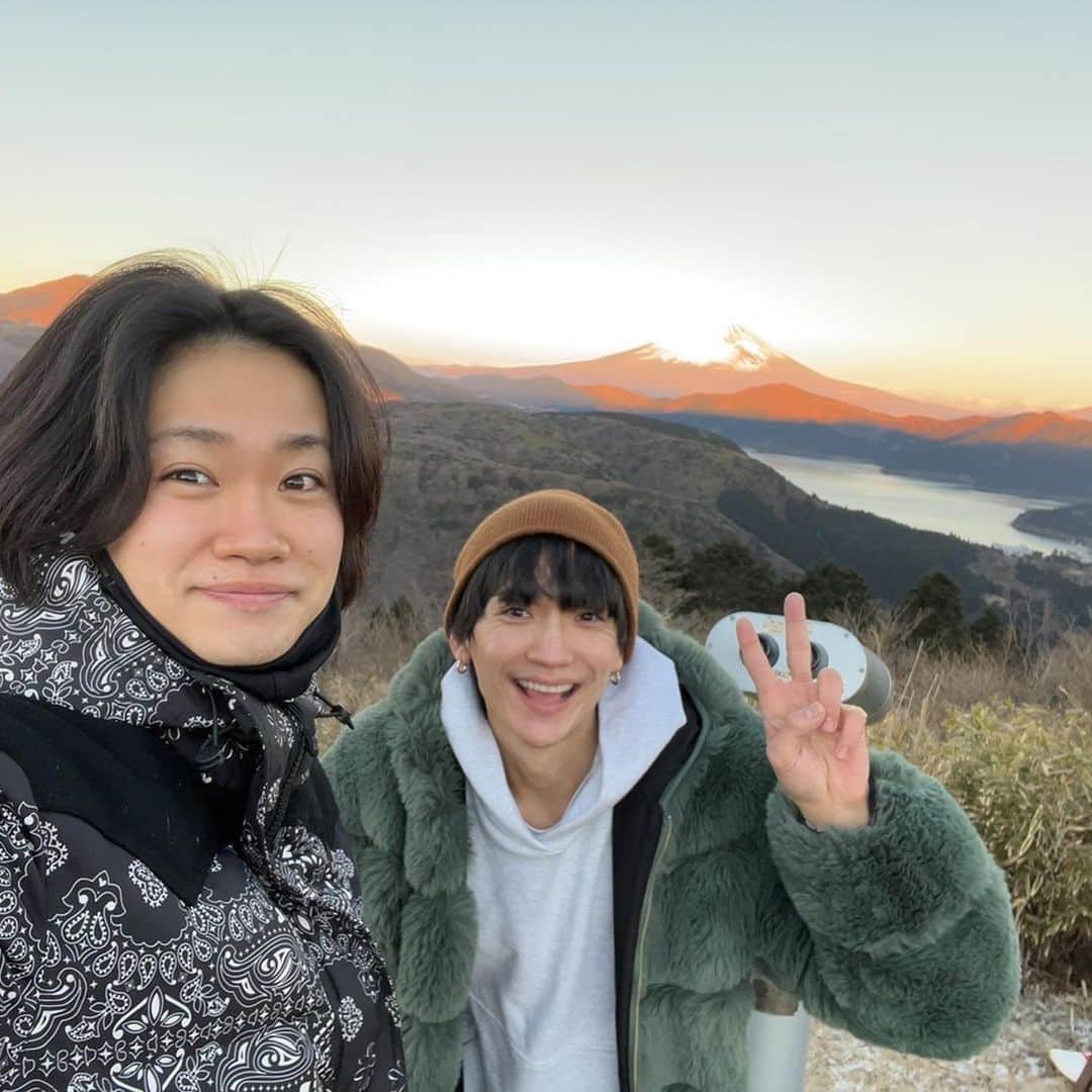 丘山晴己さんのインスタグラム写真 - (丘山晴己Instagram)「鳥ちゃまの神と朝5時起きでしたがぶちぶちザッカーバーグで✨🚀🚀🚀🚀🚀富士山と日の出withブランコザッカーバーグしました🚀😂😂😂😂😂✨💕いやー本当朝から笑い倒しました🤣✨🙏 鳥ちゃまの神最高すぎたです㊗️ ありがとございました #insta」1月1日 13時26分 - haruki_kiyama