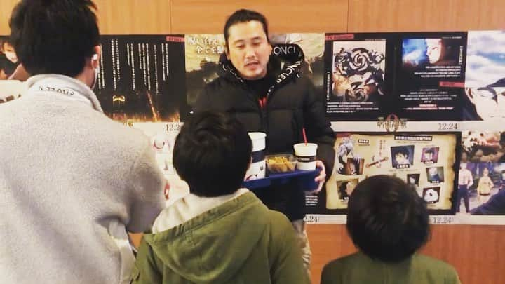 坂口拓のインスタグラム：「映画の良さを甥っ子に教える事にしました。　この何日間沢山映画をみてもらいました。　明けましてありがとうございます😊」