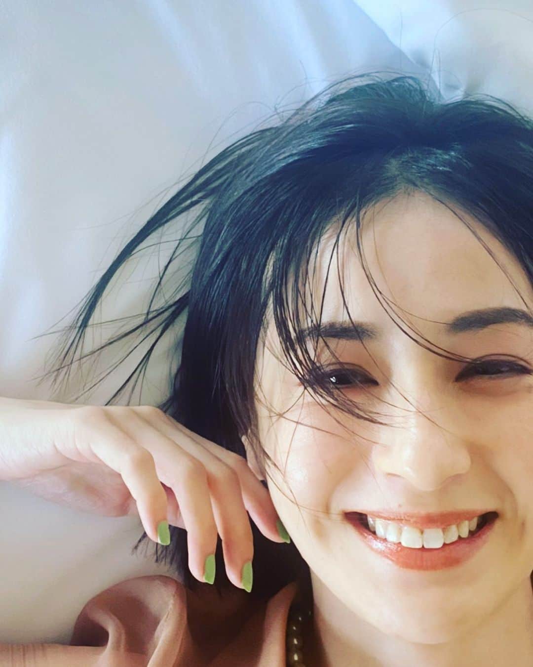 松本若菜のインスタグラム：「明けましておめでとうございます！  今年もよろしくお願いいたします🙇‍♀️  Hello!  2022!!」