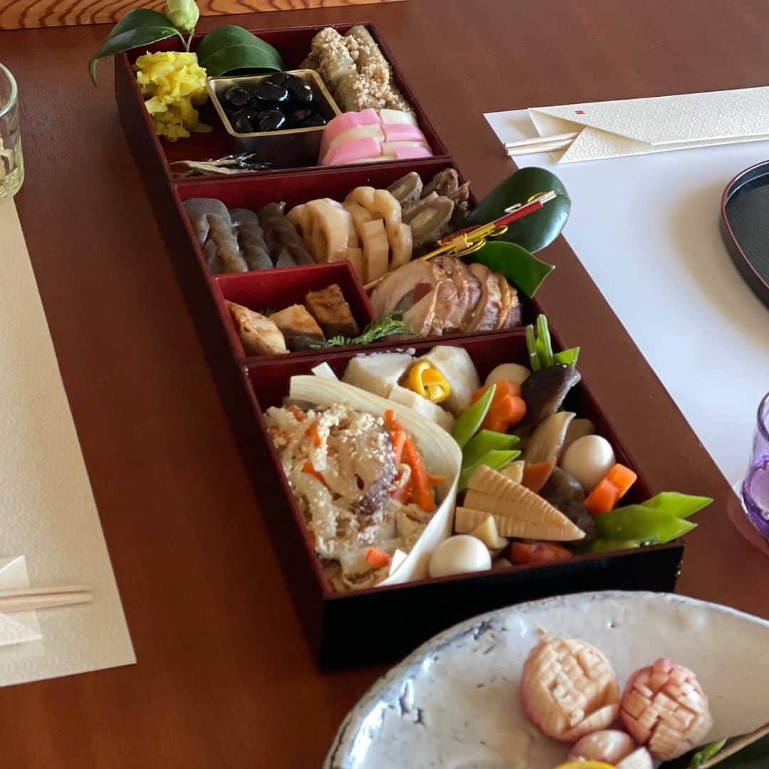 加藤紀子のインスタグラム：「新年あけましておめでとうございます  本年も 仕事は楽しく 夫婦仲良く 健やかな毎日を目指して 過ごして行こうと思います。 皆様、引き続き仲良くしてください！  よろしくお願いします🎍  フロム鹿児島のだいだいちゃん　@kokajunichi と 鹿児島風雑煮の元日。 毎年変わらないお節だけど 食べてもらえるのは、ありがたい🙏 作って良かったー  #カトノリ農園」