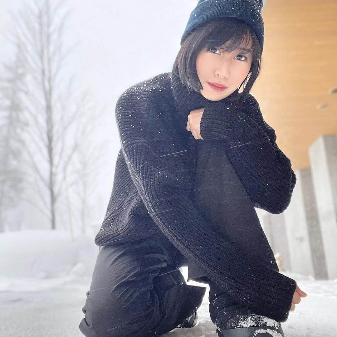 西村まおのインスタグラム：「謹賀新年🎍 2022年もよろしくお願いします🙇‍♀️✨  今年で会社も5期目になるので 一旦、節目な感じかな。 締めるところはきちっと締めて 頑張りたいと思います👍  #謹賀新年 #あけましておめでとうございます #happynewyear #ニセコ #niseko」