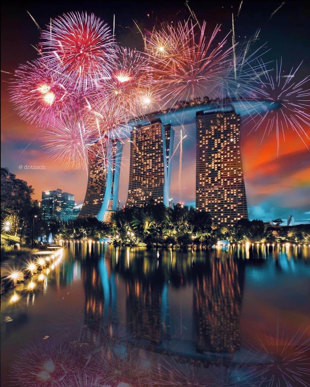 BEAUTIFUL DESTINATIONSさんのインスタグラム写真 - (BEAUTIFUL DESTINATIONSInstagram)「Happy New Year from your Beautiful Destinations Family! 🥳🥂 We'd like to thank each and everyone one of you for being with us through thick and thin and for spreading joy despite it all (and for always keeping us entertained in the comments section 😆). 🎇  Cheers to another year of fulfilling adventures, great friendships, and unforgettable moments! This year, let's go big in chasing after our travel dreams and goals in life. ✈️  𝗖𝗵𝗲𝗰𝗸 𝗼𝘂𝘁 𝘁𝗵𝗲𝘀𝗲 𝗮𝗺𝗮𝘇𝗶𝗻𝗴 𝗹𝗶𝗴𝗵𝘁 𝘀𝗵𝗼𝘄𝘀!  1. Moscow by @katia_mi_  2. Singapore by @dotzsoh / @dotzsoh2  3. Czech Republic by @momentsofgregory 4. Greece by @momentsofgregory  What travel experiences do you plan to tick off your bucket list this 2022? 💭  📽 @katia_mi_, @dotzsoh & @dotzsoh2, @momentsofgregory 📍 Planet Earth」1月1日 14時03分 - beautifuldestinations