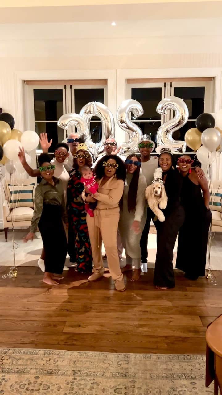 オプラ・ウィンフリーのインスタグラム：「May 2022 bring to you and all those you love Blessings in Abundance!」