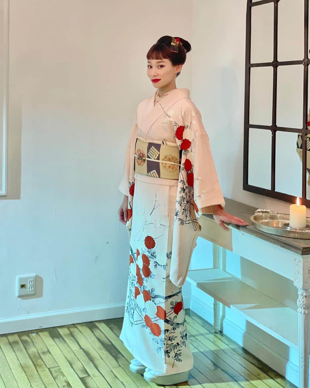 マドモアゼル・ユリアさんのインスタグラム写真 - (マドモアゼル・ユリアInstagram)「あけましておめでとうございます！🌅 本年も皆様のご健康と御多幸を心よりお祈り申し上げます🎍 2022年もどうぞよろしくお願い致します🙇🏻‍♀️  Happy new year! May this year bring you a lot of happiness and smiles🐅❤️‍🔥  皆様、楽しいお正月をお過ごしとの事と思います🎍😌 三が日の最終日、1月3日の21:30よりNHK Eテレでの「趣味どきっ！」という番組の"自分流に はじめよう！日々、キモノ暮らし"の第五回目に出演します！ お正月らしい装いで出でおりますので、是非ご覧いただけると、とっても嬉しいです🙇🏻‍♀️🎍❤️‍🔥 再放送含め、3回放送されます☺️  １月３日（月） 午後21:30〜Eテレ  １月１０日（月） 午前11:30〜　Eテレ  １月６日（木） 午後15:34～　NHK総合  是非ご覧いただけると嬉しいです！ 私も実家で家族と観ようと思います📺  撮影：松川真介 ヘア： @hirofumi.nagata  #着物 #NHK #趣味どきっ #kimono」1月1日 14時31分 - mademoiselle_yulia