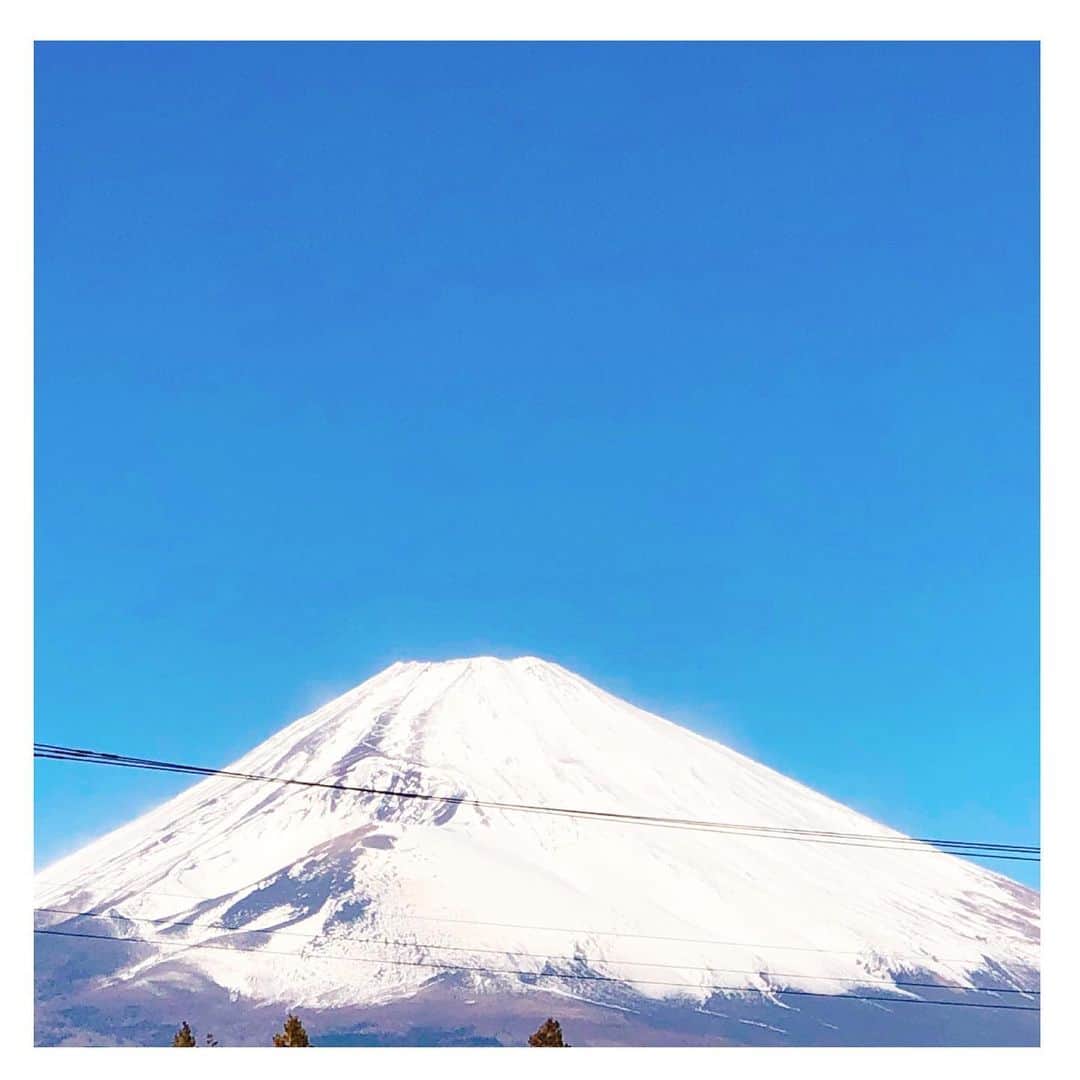 のインスタグラム：「新年あけましておめでとうございます  昨年はブランドをスタートさせたり新しいチャレンジを沢山させていただきました^_^  周りの方々にほんと支えてもらってるなと痛感しました！！！ありがとうございます😊  今年も感謝の心を忘れずに楽しい1年にしていきたいです  よろしくお願いします♡」