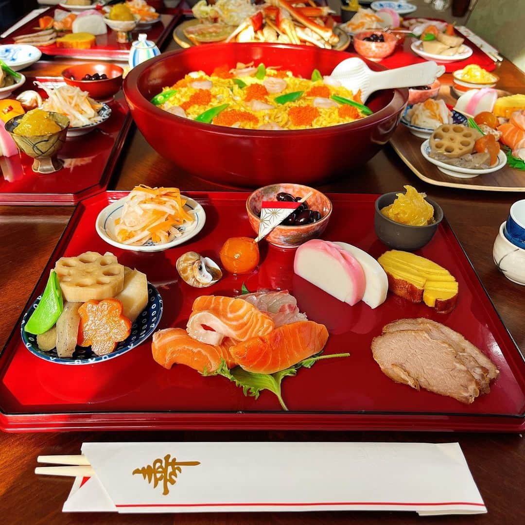 ELISAのインスタグラム：「🎍謹賀新年🎍  お母さんと毎年恒例手作りおせち料理♥️  #2022 #おせち料理」