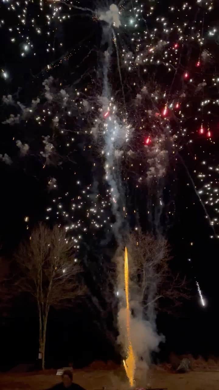 マーシャ・ゲイ・ハーデンのインスタグラム：「2022 promises to be full of rich moments- w Family and lots of love- if the first few moments portend the rest of the year!  Fireworks on the lake, and much camaraderie! Things turn out best for people who make the best of the way things turn out. That saying sticks with me tonight.  I was so disappointed to have to cancel my skate party and miss so many of my dear friends.  But the smaller gathering was lovely, and I’m grateful for the years of watching my children grow up with the amazing Koenigsberger children. Thank you for being here!」