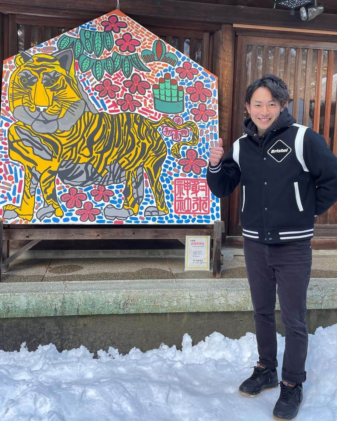 嘉村健士さんのインスタグラム写真 - (嘉村健士Instagram)「明けましておめでとうございます⛩🎍 今年も宜しくお願いします！！！  2021年は大きな目標にしてましたオリンピックがあり、そして結婚しまして公私共に激動の一年でした！！  2022も皆さんには大変お世話になると思いますがよろしくお願いします🙇‍♂️  新たな目標に向かって自分らしく挑戦していこうと思います！ これからも応援よろしくお願いします‼️‼️‼️  勝負！勝負！勝負！  #2022 #初詣 #射水神社 #2021-2022 #富山県 #挑戦」1月1日 14時42分 - kamura_takeshi