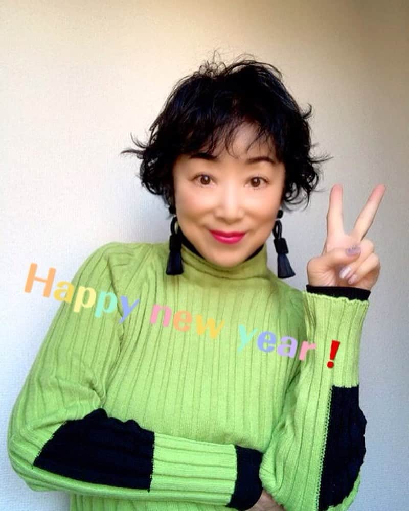 小川知子さんのインスタグラム写真 - (小川知子Instagram)「#明けましておめでとうございます  #ことしもよろしくお願いします  #2022ラッキーカラー  #おせち料理  #小川知子  新年おめでとうございます㊗️  元旦が良いお天気で良かったですね。  コロナ禍で迎える二度目のお正月。  来年こそは普通のお正月を迎えたいですねー。  旅行にも自由に行けるようになりますように〜。  いつも沢山のコメントありがとうございます。全て拝読させて頂いています。 ありがとうございます🙏  今年も皆さんにとって素晴らしい年になりますように。 🎍㊗️⛩☀️😊」1月1日 15時05分 - tomoko_ogawa_
