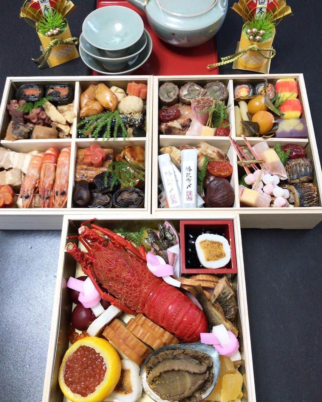 小川知子さんのインスタグラム写真 - (小川知子Instagram)「#明けましておめでとうございます  #ことしもよろしくお願いします  #2022ラッキーカラー  #おせち料理  #小川知子  新年おめでとうございます㊗️  元旦が良いお天気で良かったですね。  コロナ禍で迎える二度目のお正月。  来年こそは普通のお正月を迎えたいですねー。  旅行にも自由に行けるようになりますように〜。  いつも沢山のコメントありがとうございます。全て拝読させて頂いています。 ありがとうございます🙏  今年も皆さんにとって素晴らしい年になりますように。 🎍㊗️⛩☀️😊」1月1日 15時05分 - tomoko_ogawa_