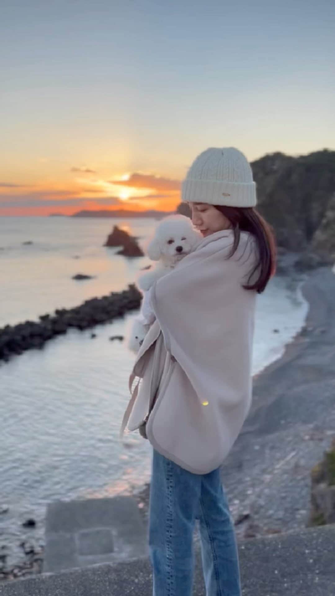 森川侑美のインスタグラム：「明けましておめでとうございます🎍  皆さんにとって自由に輝ける 幸多き一年になりますように🌅  私も好奇心と向上心を高めてハッピーパワーをお送りできるよう 日々前進します🐅🐾  今年もよろしくお願い致します🐯  毎年、年末詣しているお伊勢さんでの動画と画像編集してみました🌄  #明けましておめでとうございます  #happynewyear  #2022」