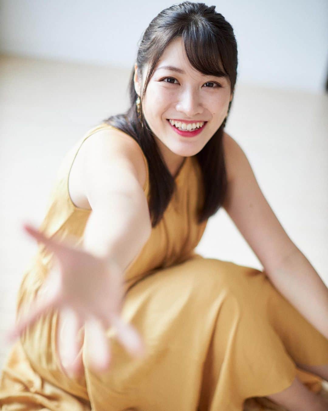 のインスタグラム：「あけましておめでとうございます  本年も引き続きよろしくお願いいたします。 2022年は春原未来デビュー10周年の年です。感謝の気持ちをお届けできるような仕事をたくさんしたいです。 まずは皆様の健康とご多幸を心よりお祈り申し上げます。  寅年っぽい写真なかったから,黄色い洋服でガオーってしてるような写真を載せておきます←  簡単ではありますが,新年のご挨拶。私はもう少しまったりさせていただきます。  ☀️🗻𝙷𝙰𝙿𝙿𝚈 𝙽𝙴𝚆 𝚈𝙴𝙰𝚁🎍✨  #謹賀新年 #あけましておめでとうございます🎍 #happynewyear #2022年元旦 #寅年 #tigeryear  #春原未来 #オフショット #offshot  #ガオー #そばにいてね #月組公演 #初日 #おめでとうございます #新トップコンビ #宝塚大劇場 #黄色コーデ」
