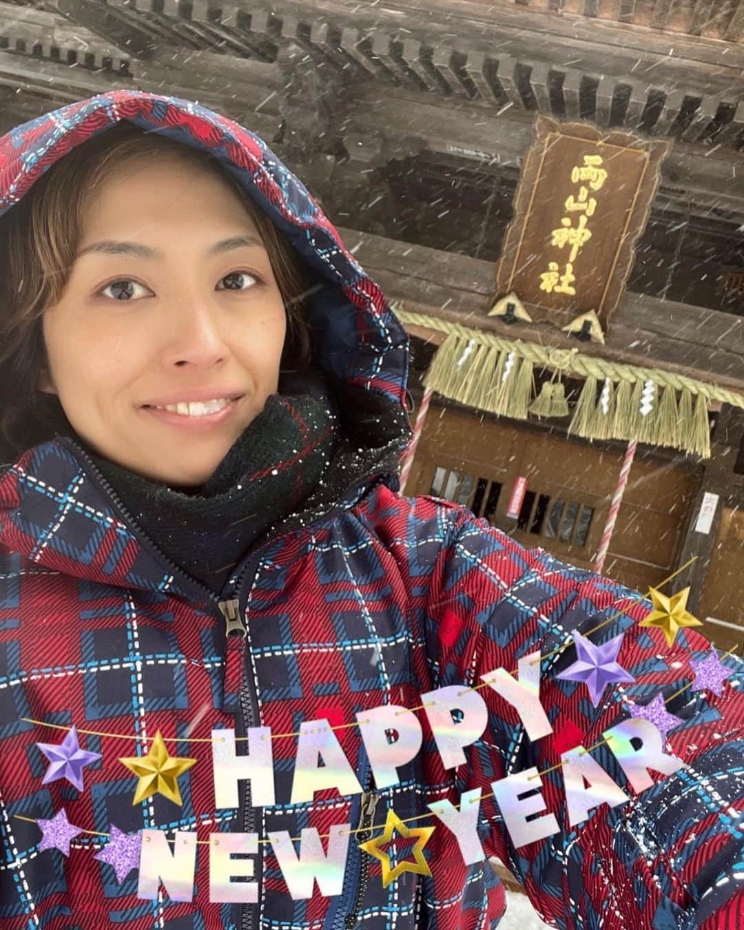 剣崎裕歌（石川裕梨）のインスタグラム：「明けましておめでとうございます🌅 本当に今日大晦日なの？というところから、あっという間に年を越してしまいました。  只今湯沢のお家に来ておりまして、雪が凄過ぎて何もできず😂😂スキーにも行けず、マンションのプールで遊ぶという、季節も何もない事で楽しみながら、のんびりぐーたら過ごしております。  そして、先程家族みんなで命懸けの初詣に行って参りました。笑笑　あんなに必死に詣でたのは初めてでした。良い思い出です。笑  昨年はなんだかんだ忙しくさせてもらっておりましたが、今年も仕事に母業に、頑張っていきたいと思います😆✊‼️‼️  こんな私ですが、本年もよろしくお願い致します😊✨✨」