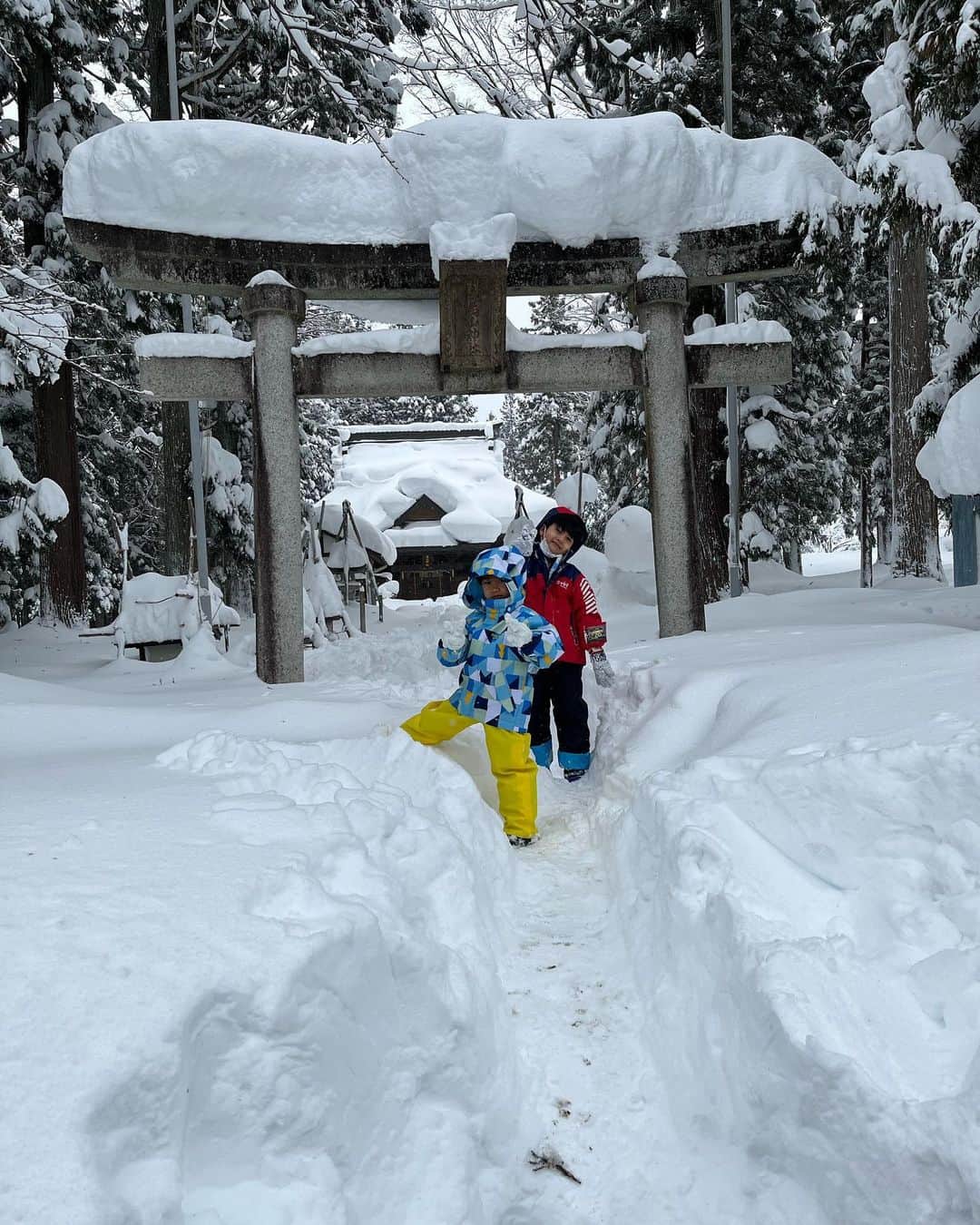 剣崎裕歌（石川裕梨）さんのインスタグラム写真 - (剣崎裕歌（石川裕梨）Instagram)「明けましておめでとうございます🌅 本当に今日大晦日なの？というところから、あっという間に年を越してしまいました。  只今湯沢のお家に来ておりまして、雪が凄過ぎて何もできず😂😂スキーにも行けず、マンションのプールで遊ぶという、季節も何もない事で楽しみながら、のんびりぐーたら過ごしております。  そして、先程家族みんなで命懸けの初詣に行って参りました。笑笑　あんなに必死に詣でたのは初めてでした。良い思い出です。笑  昨年はなんだかんだ忙しくさせてもらっておりましたが、今年も仕事に母業に、頑張っていきたいと思います😆✊‼️‼️  こんな私ですが、本年もよろしくお願い致します😊✨✨」1月1日 15時18分 - uriyarou