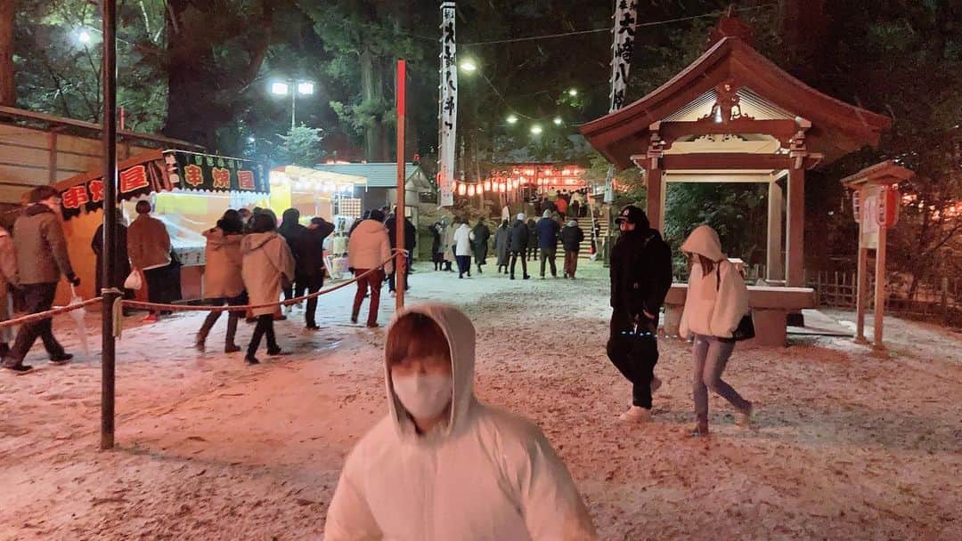 ツリメさんのインスタグラム写真 - (ツリメInstagram)「あけましておめでとうございます🌅 2021年は後厄だったので、2022年になった瞬間に重みが外れた気がしました。(気がするだけ)。 今年ははっちゃけるぞおおおお！  それと年越しは仙台の神社でしました。ものすごく大雪だし、、、こっちバカ寒くないですか？氷点下じゃん。東京と比にならない。手足が凍えました🧊埼玉県民は雪に弱い。  あ、おみくじは小吉でした。  #初詣 #年越し #東北さむいです  #牛タンは最高 #仙台 #雪が凄すぎる #新幹線遅延  #埼玉人は雪に弱いです #おみくじ  #小吉」1月1日 15時29分 - turime1996