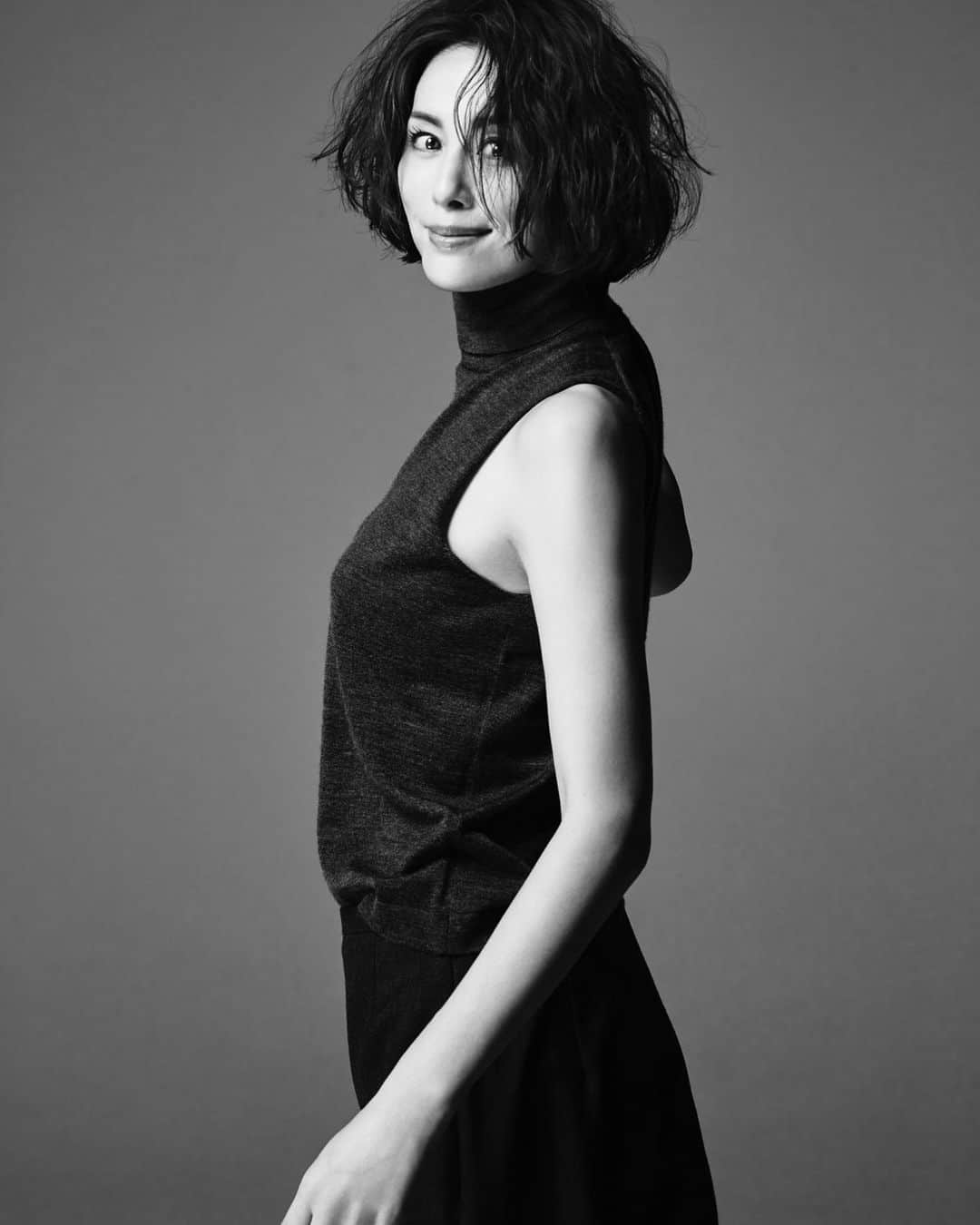 米倉涼子のインスタグラム：「あけましておめでとうございます⛩ 今日の東京はとても良い天気☀️ まだまだ思い通りにはいかない世の中ですが， 上手にお付き合いしていきながら皆んながサイコーの一年を過ごせるようにお祈りして来ます！ 私も自分なりにできる精一杯で 皆さんに喜んで頂けるよう引き続き挑戦していきたいと思っています❣️ 今年もどうぞ宜しくお願い致します！ ⁡ 米倉涼子 ⁡ #謹賀新年 #ahappynewyear」