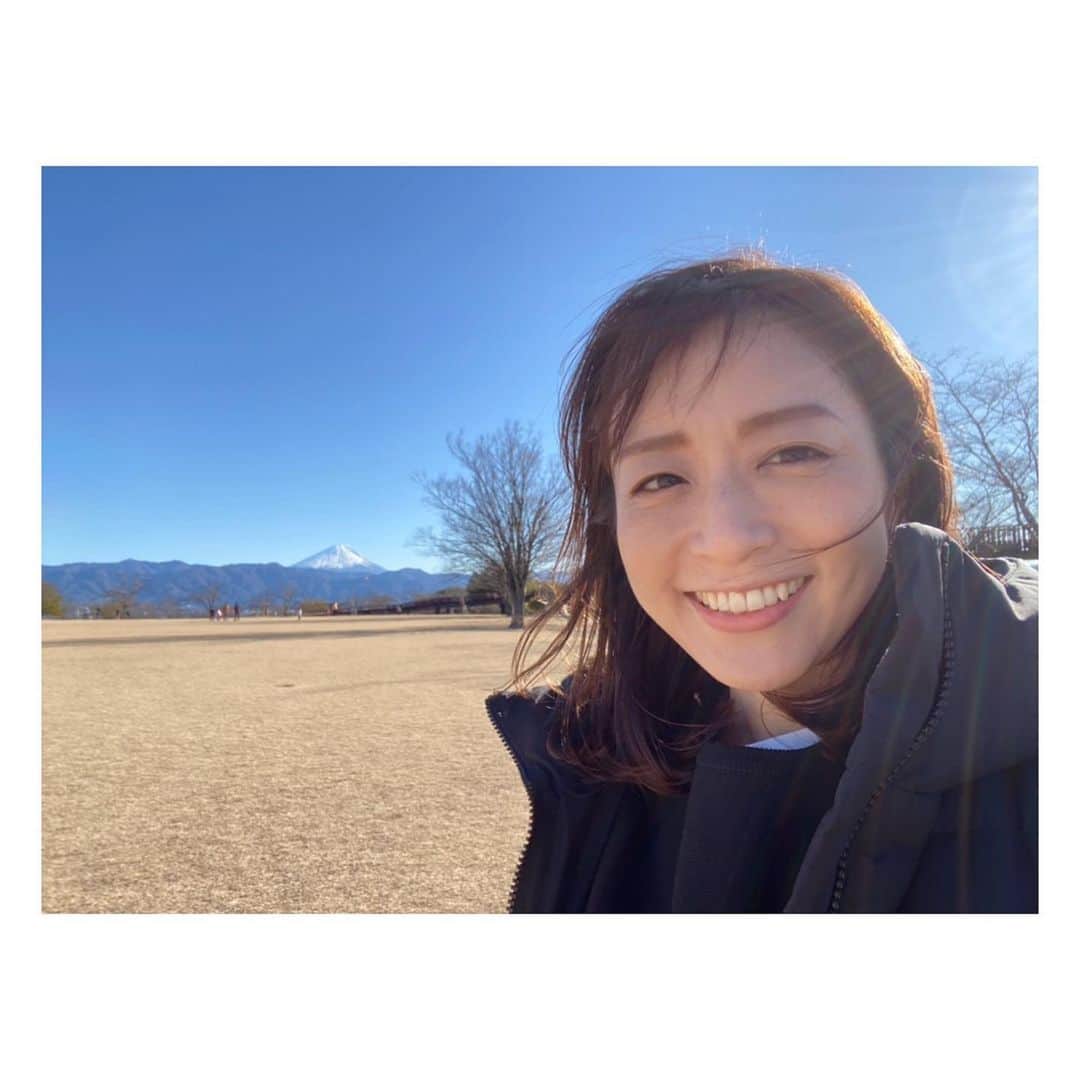 伊藤舞さんのインスタグラム写真 - (伊藤舞Instagram)「🗻 あけましておめでとうございます！ . 元日から美しい富士山を見られて ハッピーな2022年のスタートです。 . みなさんの笑顔あふれる 1年になりますように…♡ . . #2022 #happynewyear」1月1日 15時35分 - maiito_fbs