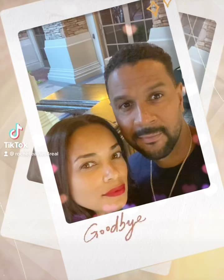 ロッチェル・エイツのインスタグラム：「Wishing you all a Very Happy, Healthy, and Prosperous New Year! From our Family to yours! #2022 #peaceandlove ♥️」