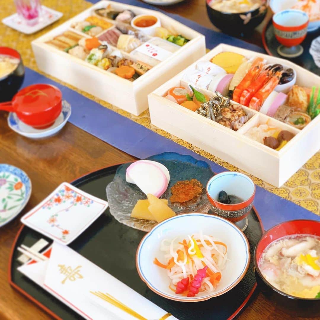 お取り寄せ手帖web 記者：AnNAのインスタグラム：「新年あけましておめでとうございます！ 本年もよろしくお願いいたします。 . . みなさまにとって、素敵な1年になりますように✨ . . . #あけましておめでとうございます  #2022年 #元日 #おせち  #おせち料理  . #お取り寄せ手帖 #丸の内ol  #今年もよろしくお願いします」