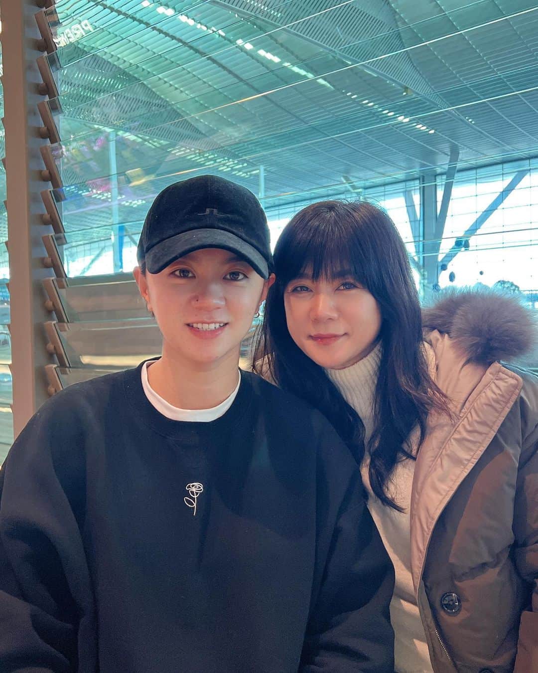 のインスタグラム：「엄마 잘지내고 있어❤️ 2022년에도 아프지말고 스트레스 받지말고 행복하게 지내자요☺️ #엄마안녕 #한국안녕 #미국안녕 #운전하는데샌드스톰지나쳤다 #고스트타운도지나쳤다 #하늘예쁘다 #연말을두번 #newyearsevetwice #열심히놀았으니 #열심히해보자골프야」