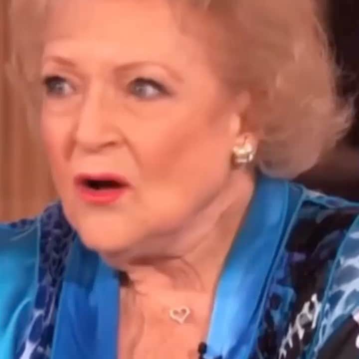 のインスタグラム：「Saddened by the great Betty White’s passing. So close to hitting 100! Incredible. I  feel so grateful to have worked with her albeit very brief and seen up close why she was so loved. She was just great , super funny ,super sharp and so kind, you had to resist hugging her. And this clip shows why she was so loved and lived so long. Love in your heart.Don’t sweat the small stuff. Look for the positive. Happy 2022 everybody. Listen to Betty. Rest In Peace.」