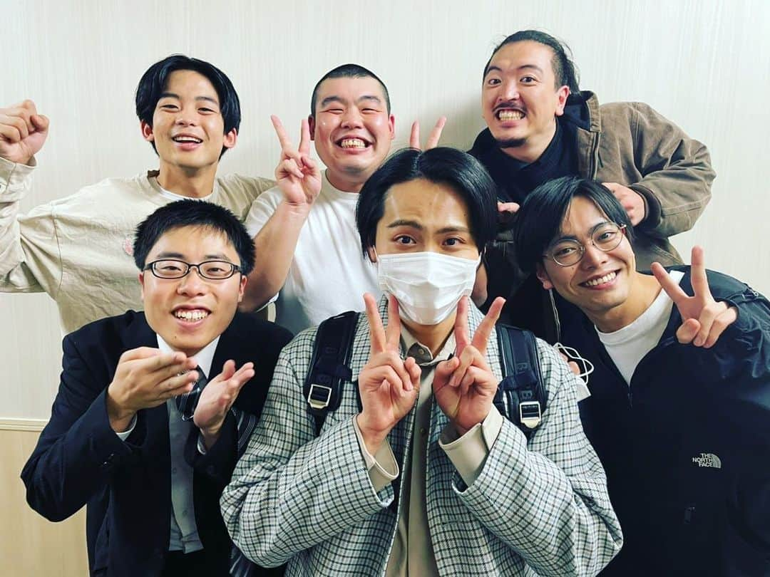 桃沢健輔さんのインスタグラム写真 - (桃沢健輔Instagram)「年末年始  ①②③冗談騎士  Gパンパンダさんとテレビでユニットコント、一生の思い出です！ 星野さんとネタ作りました めちゃくちゃ楽しかったです コントやってて良かったと思った日でした  ④ネタパレニューイヤーgp  モンキーちゃんと、レインボーの池田さんとの写真です そいつどいつさんのネタを裏で観てて、立てなくなるくらい笑いました  ⑤マミィさんのライブ終わり  蛙亭中野さんとさんだる堀内さんとサスペンダーズ依藤さんとザ・マミィ林田さんと打ち上げした後の写真（依藤さん先帰った）  ⑥ライブ納め  ゴッタニ終わり TCクラクションさんと写真撮った TCさんの漫才のツカミの声がデカすぎて袖のスタッフさん転んでた  ⑦爆笑ヒットパレード終わり  新年1人目にお会いした芸人さんがキュウ清水さんだったので写真撮らせて頂きました 3人で偉い人がウロウロしてるケータリングスペースからお弁当を持ち去った  ⑧金澤TKCファクトリーさん  新年１日目から友達にも会った」1月1日 21時21分 - momozawa_kinnokuni