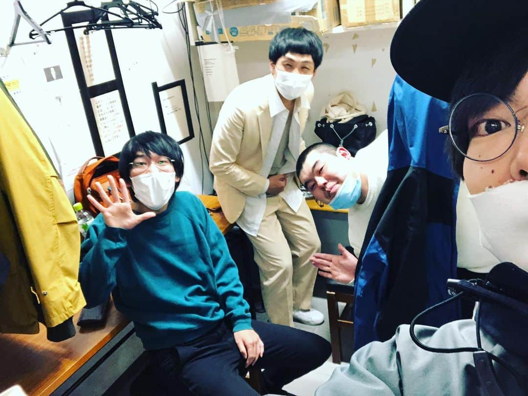 桃沢健輔さんのインスタグラム写真 - (桃沢健輔Instagram)「年末年始  ①②③冗談騎士  Gパンパンダさんとテレビでユニットコント、一生の思い出です！ 星野さんとネタ作りました めちゃくちゃ楽しかったです コントやってて良かったと思った日でした  ④ネタパレニューイヤーgp  モンキーちゃんと、レインボーの池田さんとの写真です そいつどいつさんのネタを裏で観てて、立てなくなるくらい笑いました  ⑤マミィさんのライブ終わり  蛙亭中野さんとさんだる堀内さんとサスペンダーズ依藤さんとザ・マミィ林田さんと打ち上げした後の写真（依藤さん先帰った）  ⑥ライブ納め  ゴッタニ終わり TCクラクションさんと写真撮った TCさんの漫才のツカミの声がデカすぎて袖のスタッフさん転んでた  ⑦爆笑ヒットパレード終わり  新年1人目にお会いした芸人さんがキュウ清水さんだったので写真撮らせて頂きました 3人で偉い人がウロウロしてるケータリングスペースからお弁当を持ち去った  ⑧金澤TKCファクトリーさん  新年１日目から友達にも会った」1月1日 21時21分 - momozawa_kinnokuni