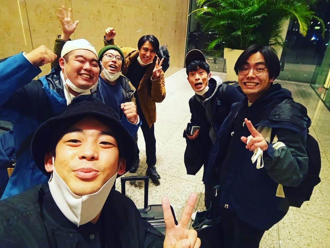 桃沢健輔のインスタグラム：「年末年始  ①②③冗談騎士  Gパンパンダさんとテレビでユニットコント、一生の思い出です！ 星野さんとネタ作りました めちゃくちゃ楽しかったです コントやってて良かったと思った日でした  ④ネタパレニューイヤーgp  モンキーちゃんと、レインボーの池田さんとの写真です そいつどいつさんのネタを裏で観てて、立てなくなるくらい笑いました  ⑤マミィさんのライブ終わり  蛙亭中野さんとさんだる堀内さんとサスペンダーズ依藤さんとザ・マミィ林田さんと打ち上げした後の写真（依藤さん先帰った）  ⑥ライブ納め  ゴッタニ終わり TCクラクションさんと写真撮った TCさんの漫才のツカミの声がデカすぎて袖のスタッフさん転んでた  ⑦爆笑ヒットパレード終わり  新年1人目にお会いした芸人さんがキュウ清水さんだったので写真撮らせて頂きました 3人で偉い人がウロウロしてるケータリングスペースからお弁当を持ち去った  ⑧金澤TKCファクトリーさん  新年１日目から友達にも会った」
