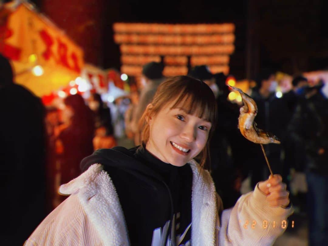 のインスタグラム：「新年あけましておめでとうございます🎍⛩🐯 今年のお正月は、珍しく東京で過ごしました。 今年も音楽を通してみんなと繋がっていられますように✨😊 2022年もどうぞ宜しくお願い致します♪♪  みなさまにとっても 2022年が素敵な一年となりますように🙏🏻😊 . . #2022#今年は叶えたい事が３つ#寅年#🐯#こむぎ#屋台で鮎見つけると絶対の確率で食べる笑」