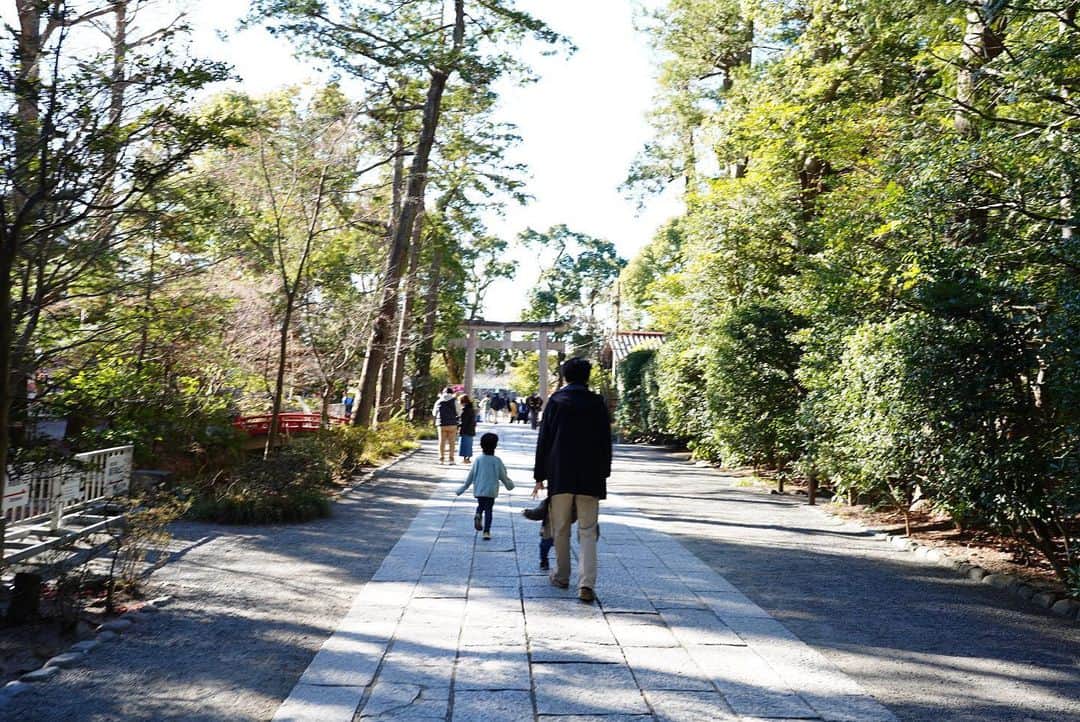 前田有紀さんのインスタグラム写真 - (前田有紀Instagram)「新年の朝は、お雑煮を食べて、鶴岡八幡宮のお参りからスタート。「今日は特別な日だから、人がいっぱいだね。屋台がたくさん並んでるね！」と、ひんやりした空気の中で、見慣れた鎌倉の風景がお祝いムードに彩られた一年に一回の季節を新鮮な目で散策するひととき。 今年も、愛しいこの人たちと、この町で笑い溢れる時間をたくさん過ごせますように。  #鎌倉暮らし　#2022年のはじまり」1月1日 21時24分 - yukimaeda0117