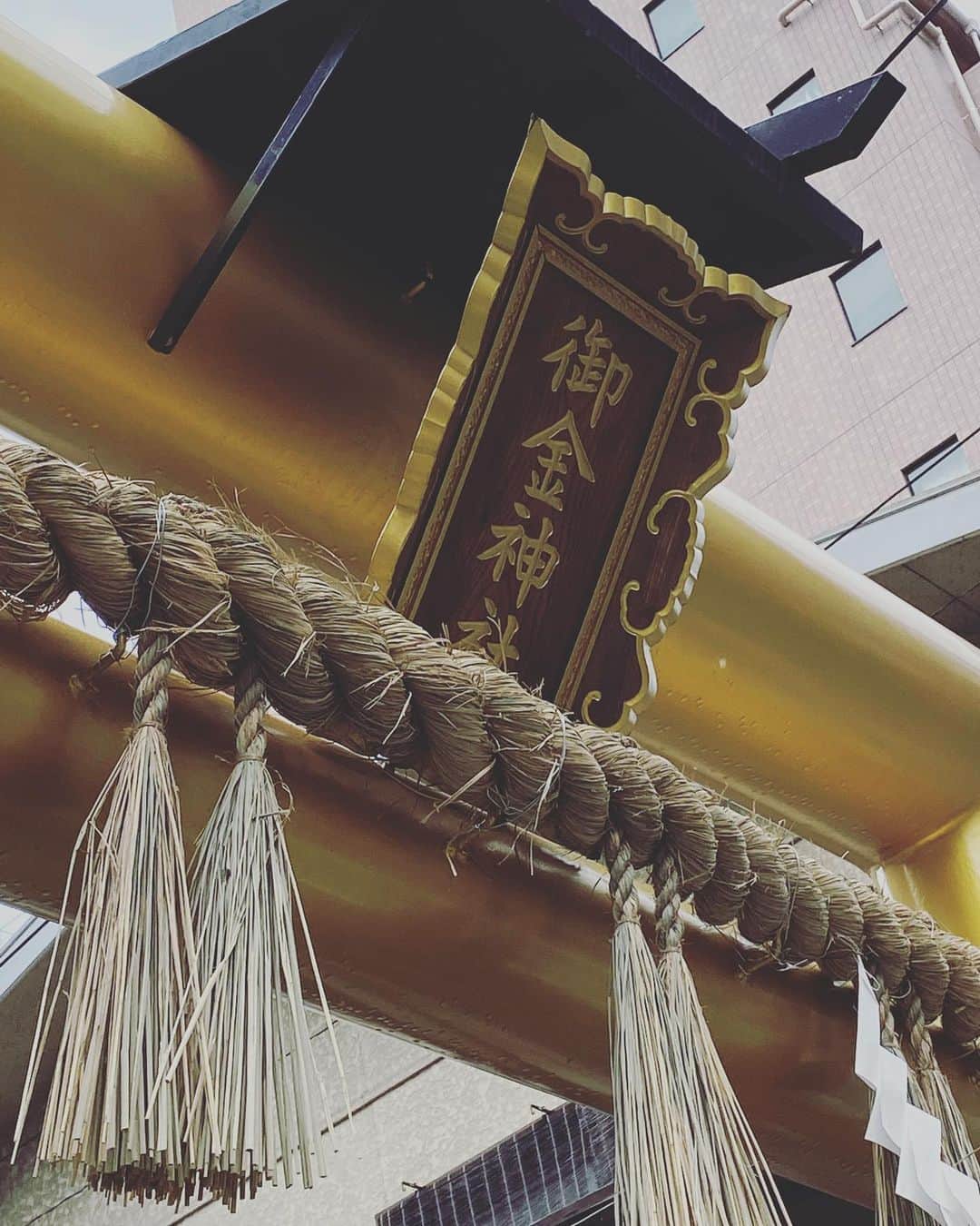 松川浩子さんのインスタグラム写真 - (松川浩子Instagram)「明けましておめでとうございます⛩  2022年は 多くの人が さらにハッピーになりますように。  京都で年越しし 初詣をどこにしようかと思ったら 近くに御金神社があったので お参りしてきました。  2時間ほど並び 身体も芯から冷えはしましたが 途中、配られた 黄金糖に癒され しっかりとお参りしてきました。  本年も どうぞよろしくお願いします。  #2022新年#初詣 #御金神社 #御金神社で金運アップ💰 #おみくじは中吉 #息子は毎年大吉 #息子誕生日#今から誕生日パーティー」1月1日 16時13分 - hiroko_matsukawambs