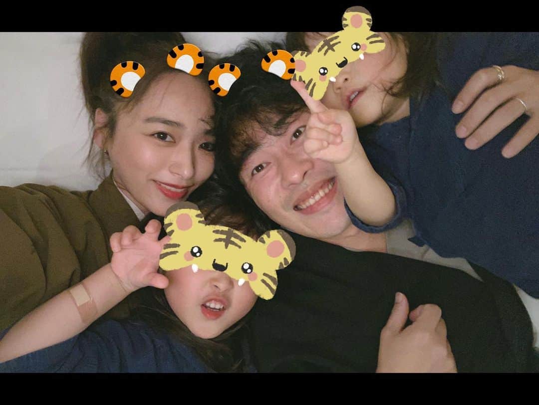 近藤千尋のインスタグラム：「明けましておめでとうございます⛩🌅 今年もよろしくお願いします🎍✨ 2022年も皆様にとって 幸せな一年になりますように🥰  今年も健康第一で家族仲良く 過ごせますように、、、🙏😍  カウントダウンは自宅で 親友家族としっぽり晩酌しながらお笑い番組を見て 迎えました。。🎍🤍  皆様も 素敵なお正月をお過ごしください✨☺️」