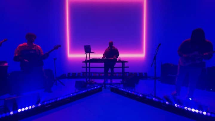 テイラー・ジェームスのインスタグラム：「the last sound check of the year!  📸: @nickdemoura appreciate I」
