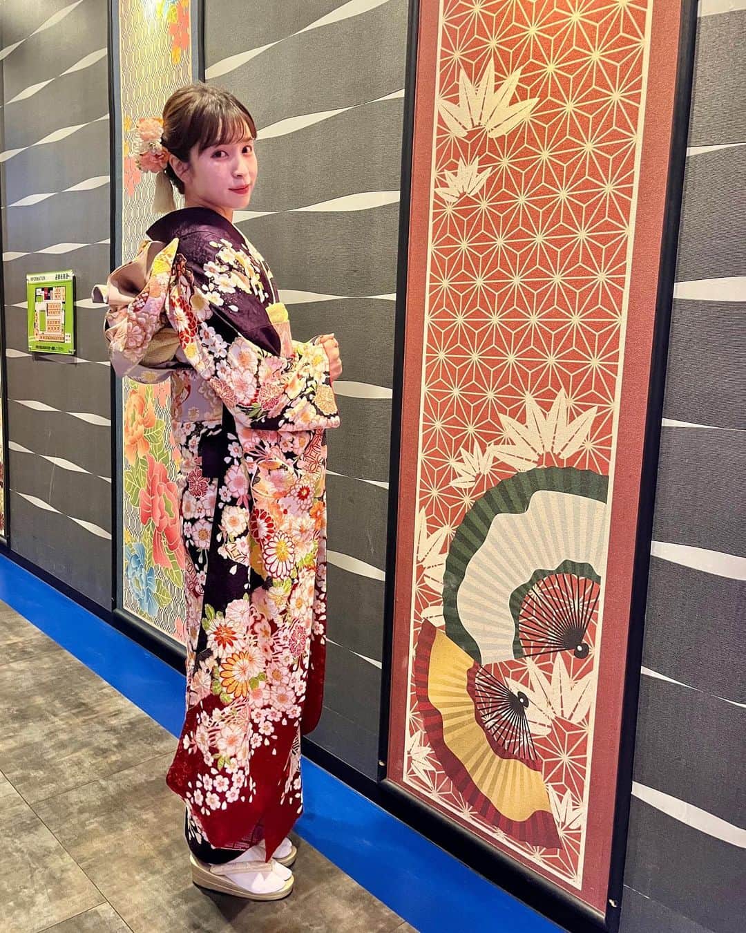 角谷暁子のインスタグラム：「明けましておめでとうございます。 本年もどうぞよろしくお願いします！ 2022年。どんな年になるかしらとわくわくしております🐯  本日17時 #村尾信尚 × #加藤浩次 #マネーのまなび × #タタムなんてもったいない！ 新春合体SP 2日14時  #新春お笑い名人寄席 3日16時 #池上彰vs天才小学生  担当してますので、お時間合う方是非ご覧くださいね。」
