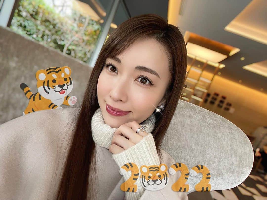 のインスタグラム：「あけましておめでとうございます🐯✨  2022年も皆様にとって幸せ溢れる 一年になりますように...❤️  楽しいこといっぱいみつけていきましょう❣️ 今年もよろしくお願いします🎍  #2022 #咲嬉 #🐯」